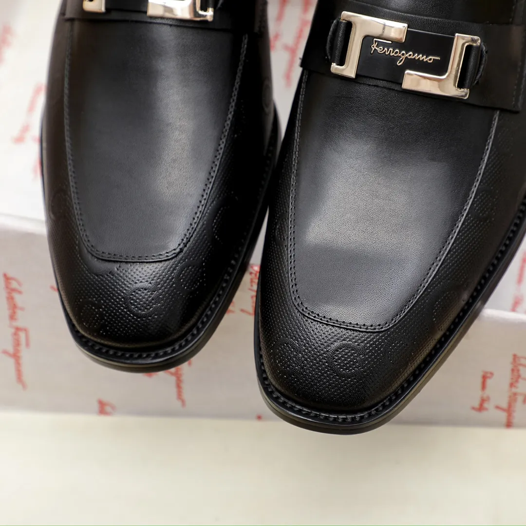 Factory price 460 🔥Ferragamo's new men's casual slip-on shoes🇨🇳Official website original 1:1 mold opening, original quality💯Fine workmanship, high-end luxury☘The upper is made of imported Italian first-layer cowhide🌴Water-dyed🐂Leather lining🍓Rubber wear-resistant and non-slip outsole, breathable and comfortable to wear🍍The first choice for high-grade men, black is optional! Code number 38-44 (45.46. Can be customized)